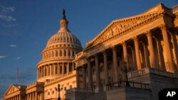 미국 정치권이 건강보험 문제를 놓고 타협점을 찾지 못하는 가운데, 미국 의회에서는 30일 연방정부 예산안 처리 시한이 몇 시간 앞으로 다가왔다.