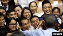 Tổng thống Obama gặp gỡ các thành viên của Sáng kiến Lãnh đạo Trẻ Đông Nam Á (YSEALI) tại Sài Gòn, ngày 25/5/2016.