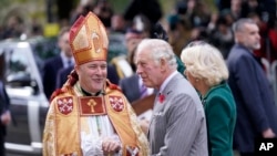 ARCHIVO - El arzobispo de York Stephen Cottrell, izquierda, recibe al rey británico Carlos III y a la reina consorte, derecha, en York, Inglaterra, el 9 de noviembre de 2022. 