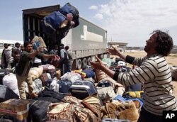 Des personnes évacuées arrivant dans un camp du Croissant Rouge à Benghazi