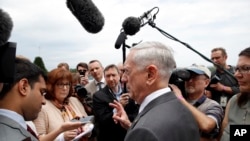 国防部长马蒂斯在五角大楼外回答记者提问