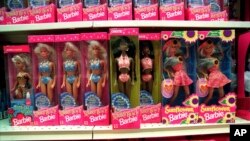 ARCHIVO: Línea de muñecas Barbie en una tienda de California.