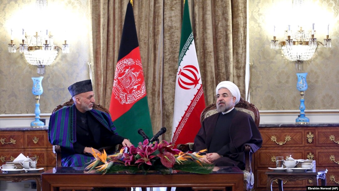 Presiden Iran Hassan Rouhani bersama Presiden Afghanistan Hamid Karzai dalam pertemuan di Teheran.