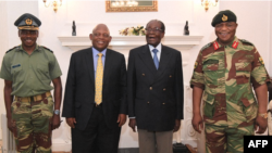 Le président Robert Mugabe a rencontré pour la première fois jeudi après-midi le chef de l'armée, le général Constantino Chiwenga, au siège de la présidence à Harare, Zimbabwe, 16 novembre 2017.