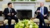 Presiden Joe Biden, kanan, bertemu dengan Presiden Ukraina Volodymyr Zelenskiy di Kantor Oval Gedung Putih, di Washington, 1 September 2021. (Foto: AP)
