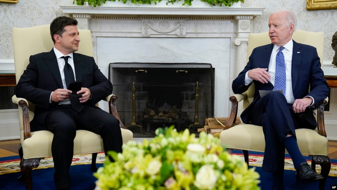 Presiden Joe Biden, kanan, bertemu dengan Presiden Ukraina Volodymyr Zelenskiy di Kantor Oval Gedung Putih, di Washington, 1 September 2021. (Foto: AP)