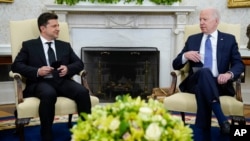 Presiden Joe Biden, kanan, bertemu dengan Presiden Ukraina Volodymyr Zelenskiy di Kantor Oval Gedung Putih, di Washington, 1 September 2021. (Foto: AP)