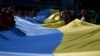 Miembros de la diáspora ucraniana despliegan una bandera del país de 100 metros de longitud para conmemorar el Día de la Independencia de Ucrania en Katowice, el 24 de agosto de 2024. [Foto: Archivo/AFP]