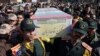 Arkadaşlarının cenazeesini taşıyan İran Devrim Muhafızları üyesi