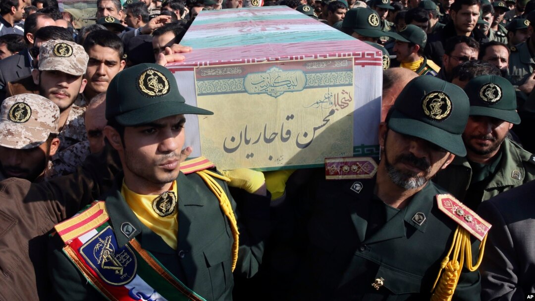Warga dan tentara Iran mengangkat peti jenazah tentara Iran yang tewas dalam pertempuran di Suriah pada upacara pemakaman di Teheran, Iran (foto: dok).