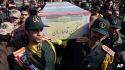 Warga dan tentara Iran mengangkat peti jenazah tentara Iran yang tewas dalam pertempuran di Suriah pada upacara pemakaman di Teheran, Iran (foto: dok).