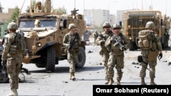 Tentara AS dan NATO mengamankan lokasi pasca serangan bunuh diri di Kabul, Afghanistan (foto: ilustrasi). 
