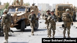 Les troupes américaines et celles de l'OTAN arrivent sur le site d'un attentat à la voiture piégée à Kaboul, en Afghanistan le 24 septembre 2017.