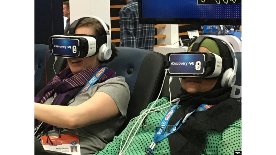 People try out VR equipment during SXSW Interactive 2016. (A. Pimienta/VOA)