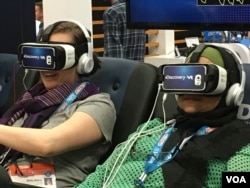 People try out VR equipment during SXSW Interactive 2016. (A. Pimienta/VOA)