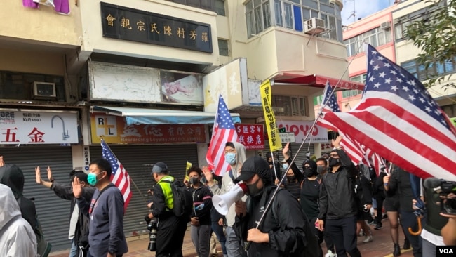 香港游行队伍中的美国旗队