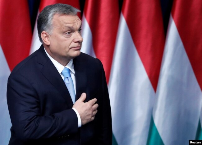Primer ministro de Hungría, Viktor Orban, deja el escenario luego de su discurso sobre el estado de la nación en Budapest, el 10 de febrero de 2019.