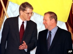 Стівен Пайфер (ліворуч) з президентом України Леонідом Кучмою в Києві 20 січня 1998 р.