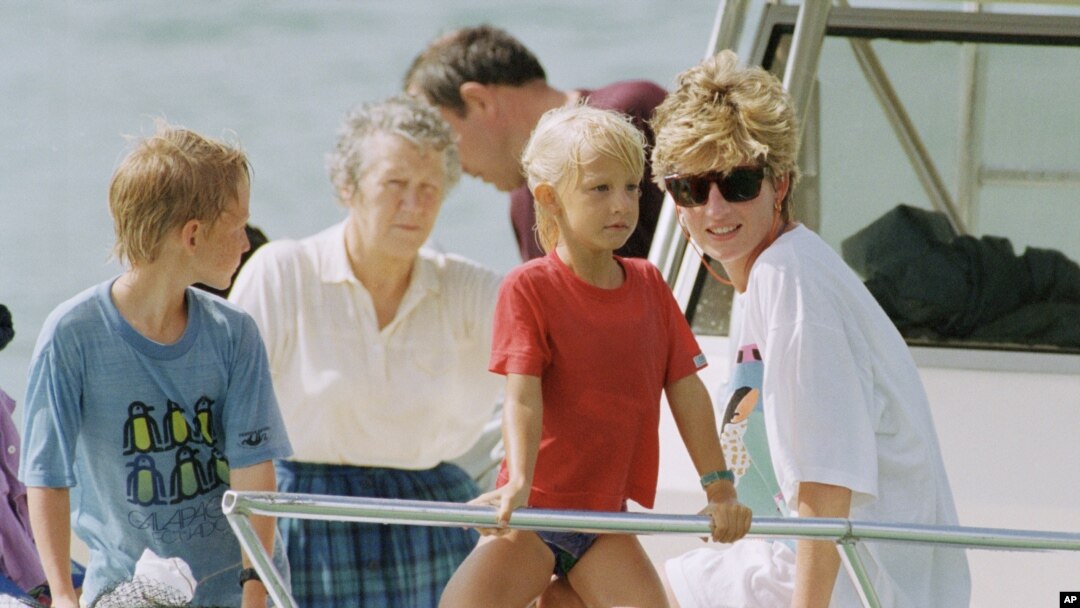 ARSIP – Foto mendiang Putri Diana dan dua putranya, Harry dan Willima di Banana Bay Beach, St. Kitts, 4 Januari 1993 (foto: AP Photo/Richard Drew, Arsip)