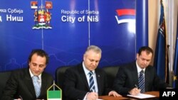 Operativni direktor kompanije "Beneton" Fabio Sartori, potpredsednik Vlade Srbije i ministar ekonomije Mladjan Dinkić i gradonačelnik Niša Miloš Simonović potpisuju sporazum o otvaranju fabrike Beneton u Nišu i investiciji vrednoj 43,2 miliona evra, 31. j