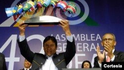 El canciller boliviano David Choquehuanca, izquierda, expresó en un acto público el deseo de su país de querer encaminar buenas relaciones con EE.UU.