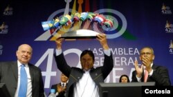 Al cierre de la Asamblea General de la OEA, en Bolivia, el secretario general del organismo, José Miguel Insulza, y el canciller boliviano David Choquehuanca participaron de un acto. [Foto: OEA] 