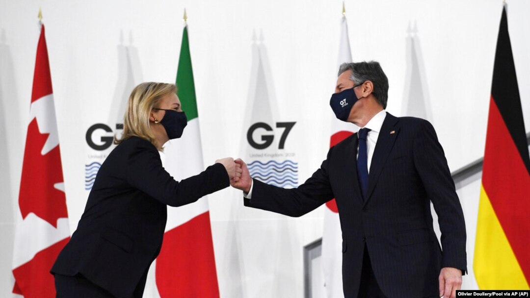 Sec. Relações Exteriores Liz Truss (esq) e Sec. Estado Americano Antony Blinken saúdam-se à chegada do Museu de Liverpool, para a reunião do G7. 11 Dezembro 2021