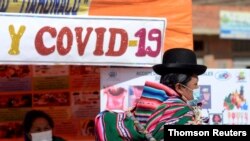 Vaksinasi COVID-19 di perbatasan antara Bolivia dan Peru. (Foto: Reuters)