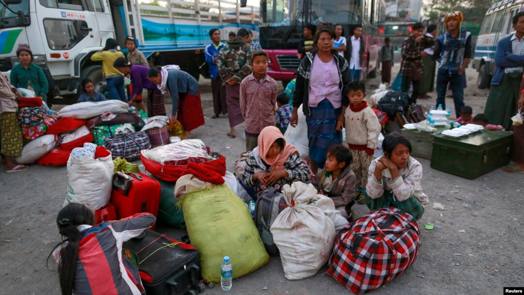 Ribuan warga Myanmar mengungsi dari kota Laukkai di negara bagian Shan, akibat meningkatnya pertempuran pemberontak Kokang dan pasukan Myanmar (17/2). 