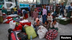 Orang-orang mengungsi dari Laukkai, ibukota Kokang di negara bagian Shan, tiba di stasiun bus Mandalay 14 Februari 2015.