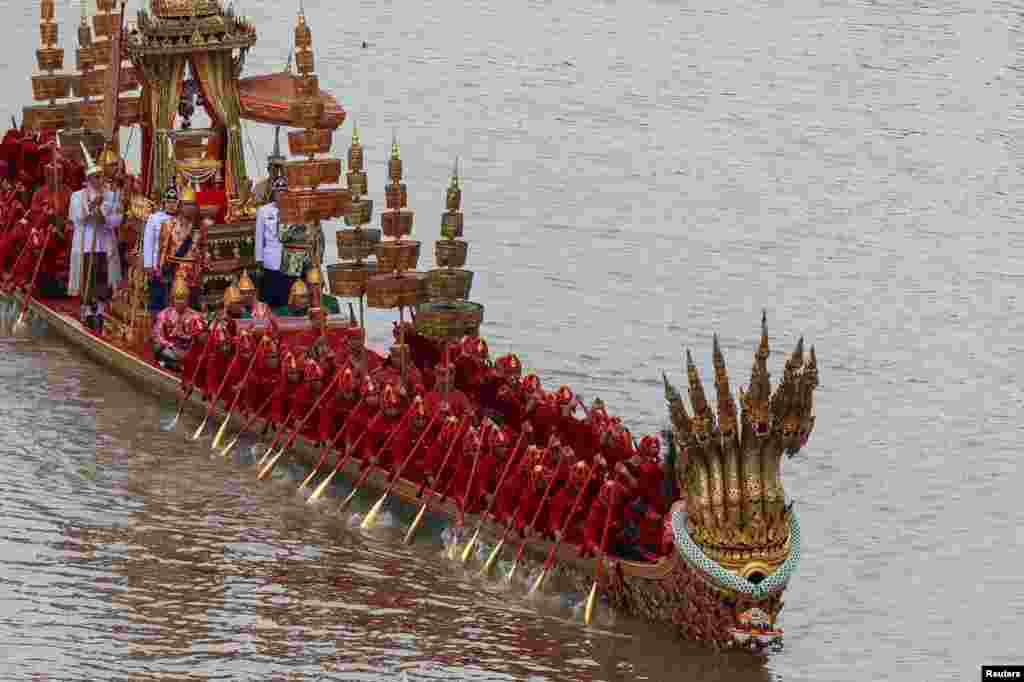 Para pendayung Thailand mengambil bagian dalam latihan prosesi tongkang kerajaan Raja Thailand Maha Vajiralongkorn untuk menandai ulang tahunnya yang ke-72, di sepanjang Sungai Chao Phraya di Bangkok, Thailand. (Reuters)&nbsp;