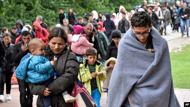 Migrantes caminan hacia la estación de trenes en Dortmunt, Alemania.