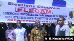 Cameroon elections management body, ELECAM officials encourage the population to register in Bafoussam, Jan. 5 2018. 