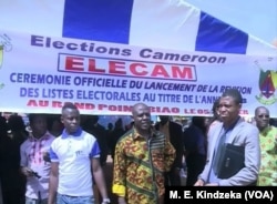 Des membres d'ELECAM encouragent la population de Bafoussam à s'enregistrer, le 5 janvier 2018