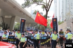 西九龙法庭外2019年4月9日的反对占中运动领导人的呐喊者(美国之音记者申华拍摄)