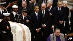 Presiden Barack Obama, Wakil Presiden Joe Biden dan mantan Presiden Bill Clinton, pada upacara pemakaman untuk mendiang Senator Daniel Inouye di Katedral Nasional Washington. 