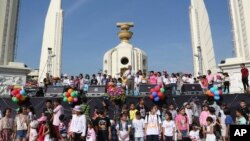 Pemimpin aksi unjuk rasa di Thailand, Suthep Thaugsuban (tengah) memberikan sambutannya dalam upacara memperingati Hari Anak-Anak di Monumen Demokrasi, Bangkok (11/1).