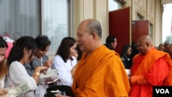 Cambodians offer alms to Buddhist monks at Vatt Buddhikarama in Silver Spring, Maryland, Sunday, Sept. 23, 2018. (Ten Soksreinith/VOA Khmer)