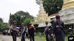 စစ္ေတြၿမိဳ႕က ေစတီတခုအနီး လံုၿခံဳေရး ၀န္ထမ္းမ်ား ေစာင့္ၾကပ္ေနစဥ္။ (ၾသဂုတ္လ ၁ ရက္၊ ၂၀၁၂)။ ဓာတ္ပံု - ေအပီ။
