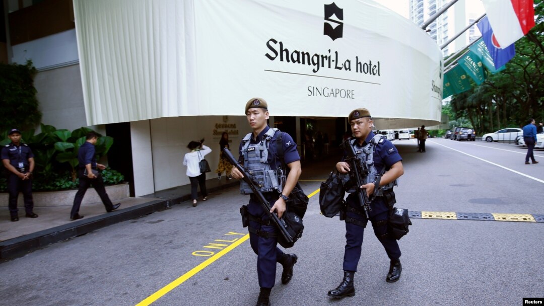Tentara Gurkha berpatroli pada saat forum keamanan Asia, IISS Shangri-La Dialogue, di Hotel Shangri La, Singapura, 1 Juni 2018.