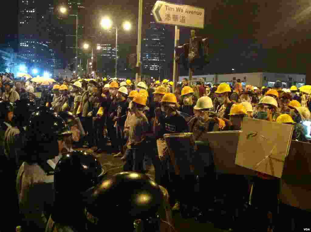 数千香港学生市民聚会与警方对峙 (美国之音海彦拍摄) 