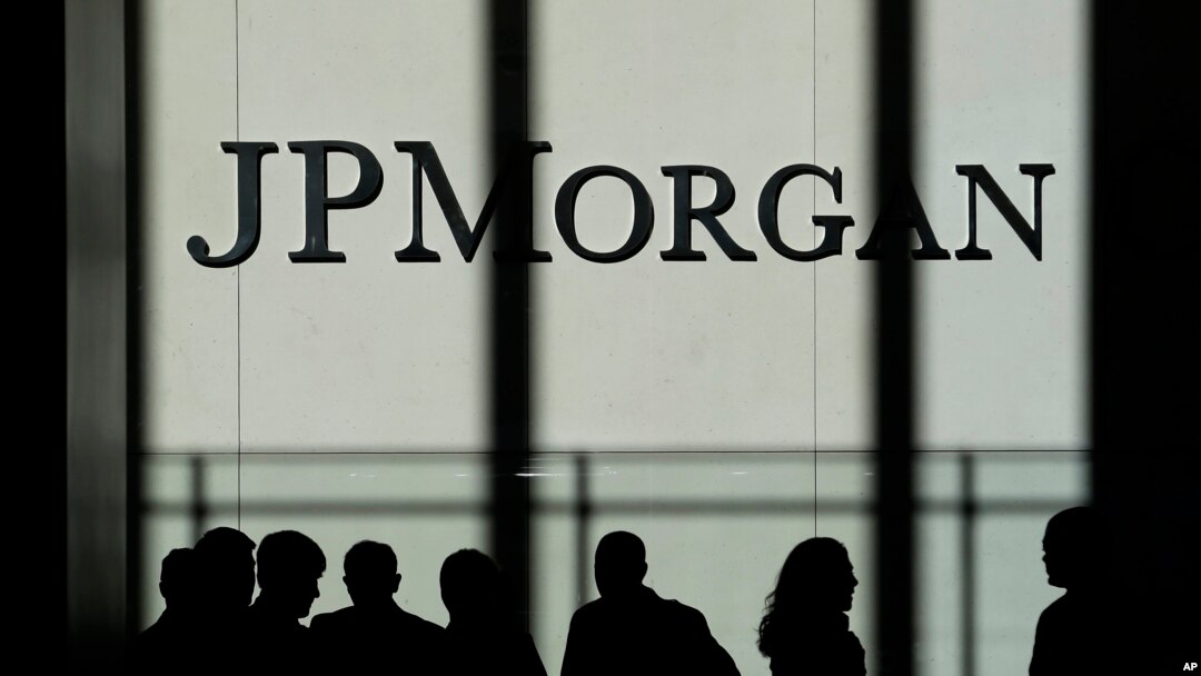 Logo JPMorgan Chase & Co. di kantor pusat mereka di New York.