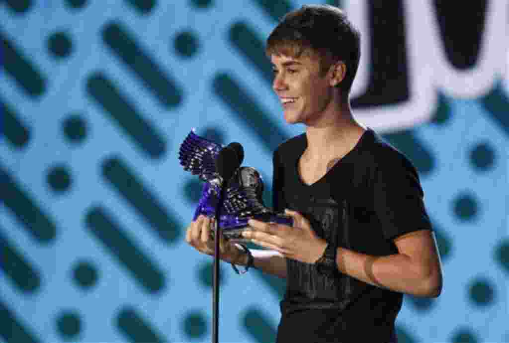 Justin Bieber recibe el premio “Do Something” a artista musical.