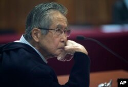 FILE - Mantan Presiden Peru Alberto Fujimori yang dipenjara, difoto melalui jendela kaca, menghadiri persidangannya di pangkalan polisi di pinggiran Lima, Peru, 28 Juni 2016. (AP/Martin Mejia)