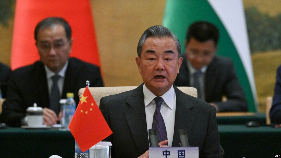 Menteri Luar Negeri China Wang Yi menghadiri pertemuan dengan perwakilan negara-negara Arab dan mayoritas Islam, di Diaoyutai State Guest House di Beijing pada 20 November 2023. (Foto: AFP/Pedro Pardo)