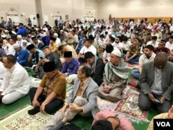 Diaspora muslim Indonesia di Washington DC, Amerika Serikat, mendengarkan khutbah usai salat Idulfitri, Selasa, 4 Juni 2019.