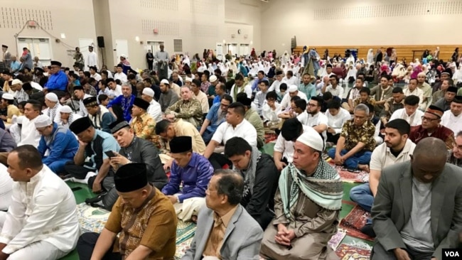Muslim diaspora Indonesia di Washington DC, Amerika Serikat, mendengarkan khutbah usai salat Idulfitri, Selasa, 4 Juni 2019.