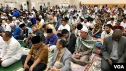 Muslim diaspora Indonesia di Washington DC, Amerika Serikat, mendengarkan khutbah usai salat Idul Fitri, Selasa, 4 Juni 2019. (Foto: dok). 