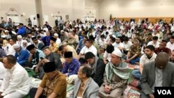 Muslim diaspora Indonesia di Washington DC, Amerika Serikat, mendengarkan khutbah usai salat Idulfitri, Selasa, 4 Juni 2019.