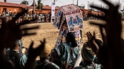 Warga menonton Festival Voodoo 2025 di Ouidah, Benin. 